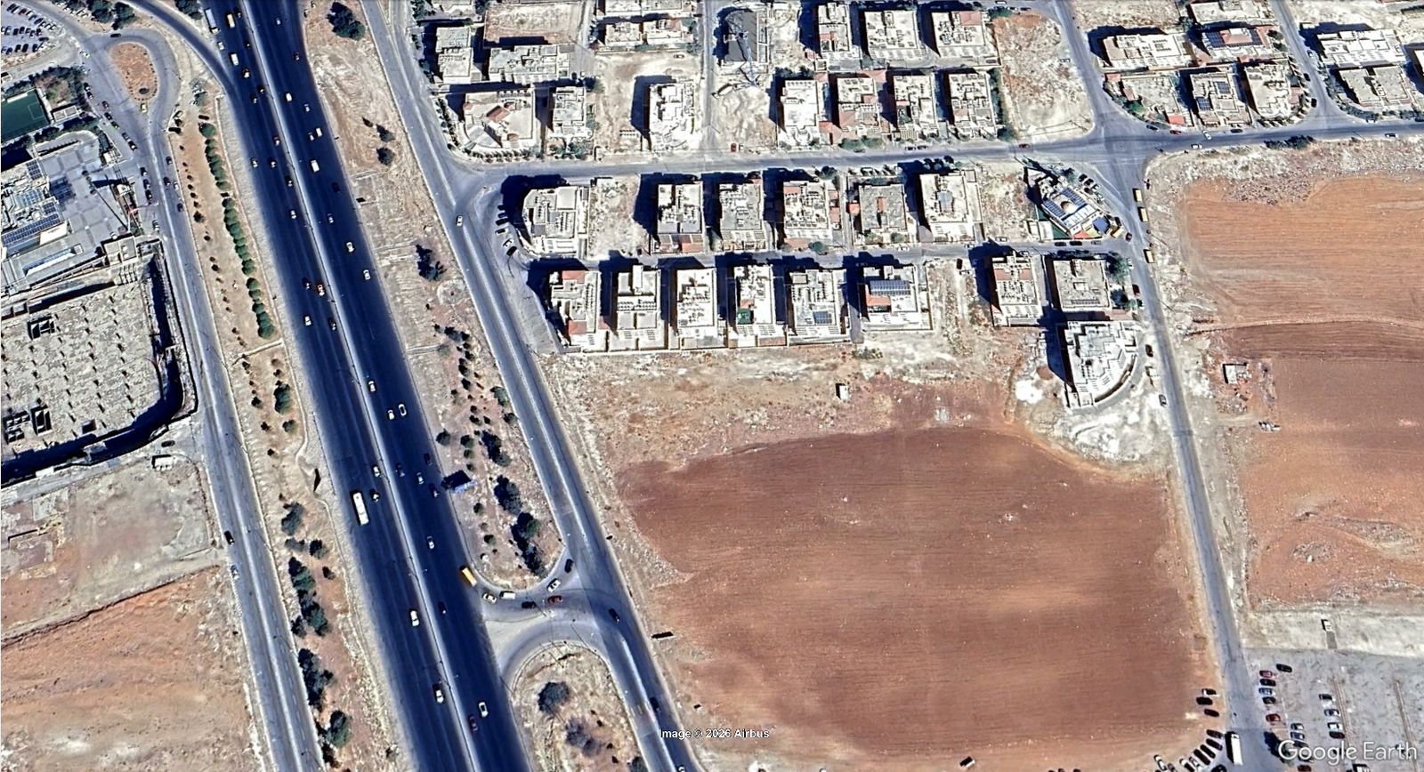 قطعة ارض 866متر البنيات مقابل جامعة البتراء ثالث نمره على طريق خدمات المطار