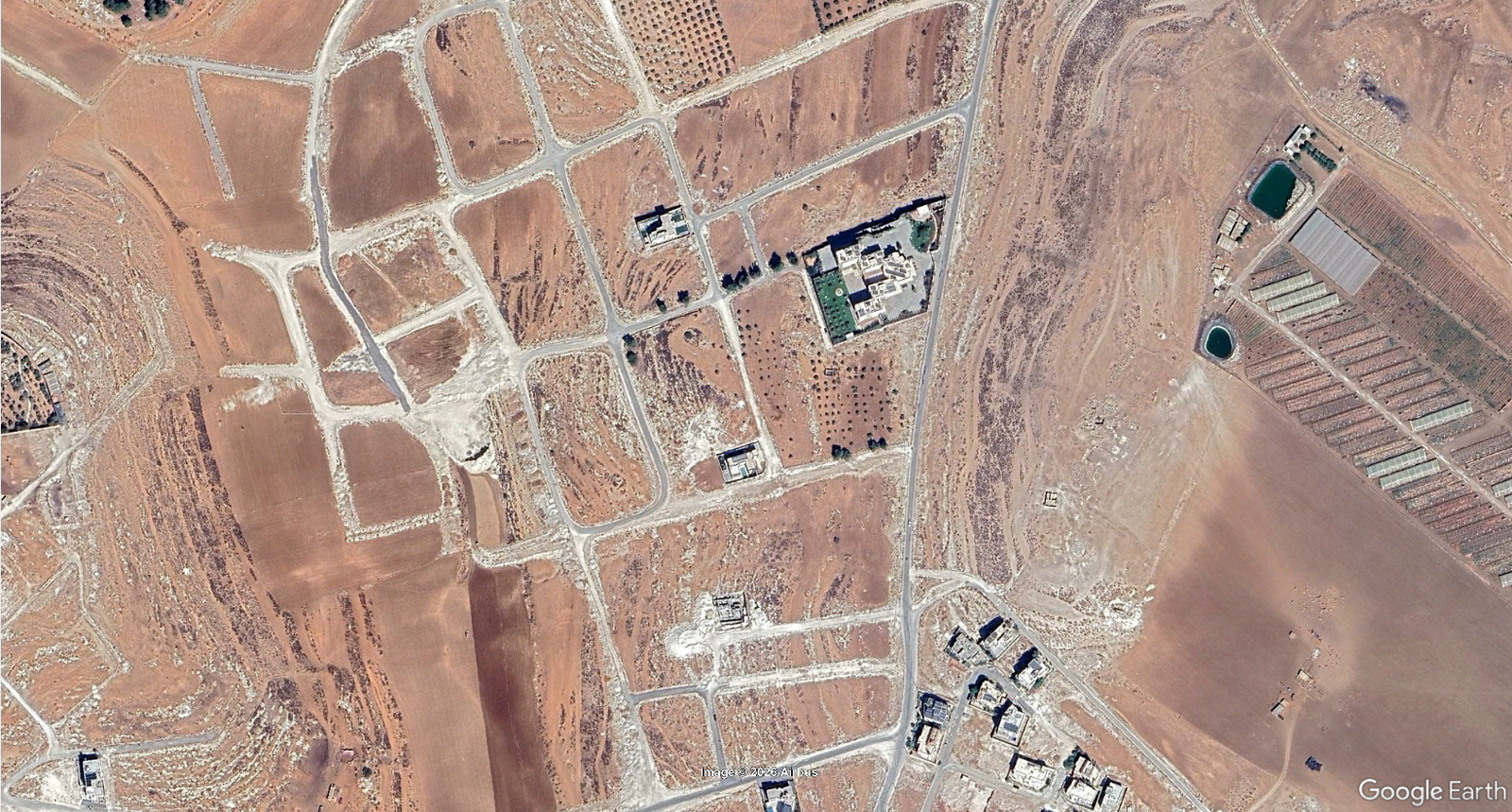 قطعة ارض سكنيه 520متر ام البساتين / خلف نادي الجواد في ام الكندم / تبعد عن شارع المطار 2 ك