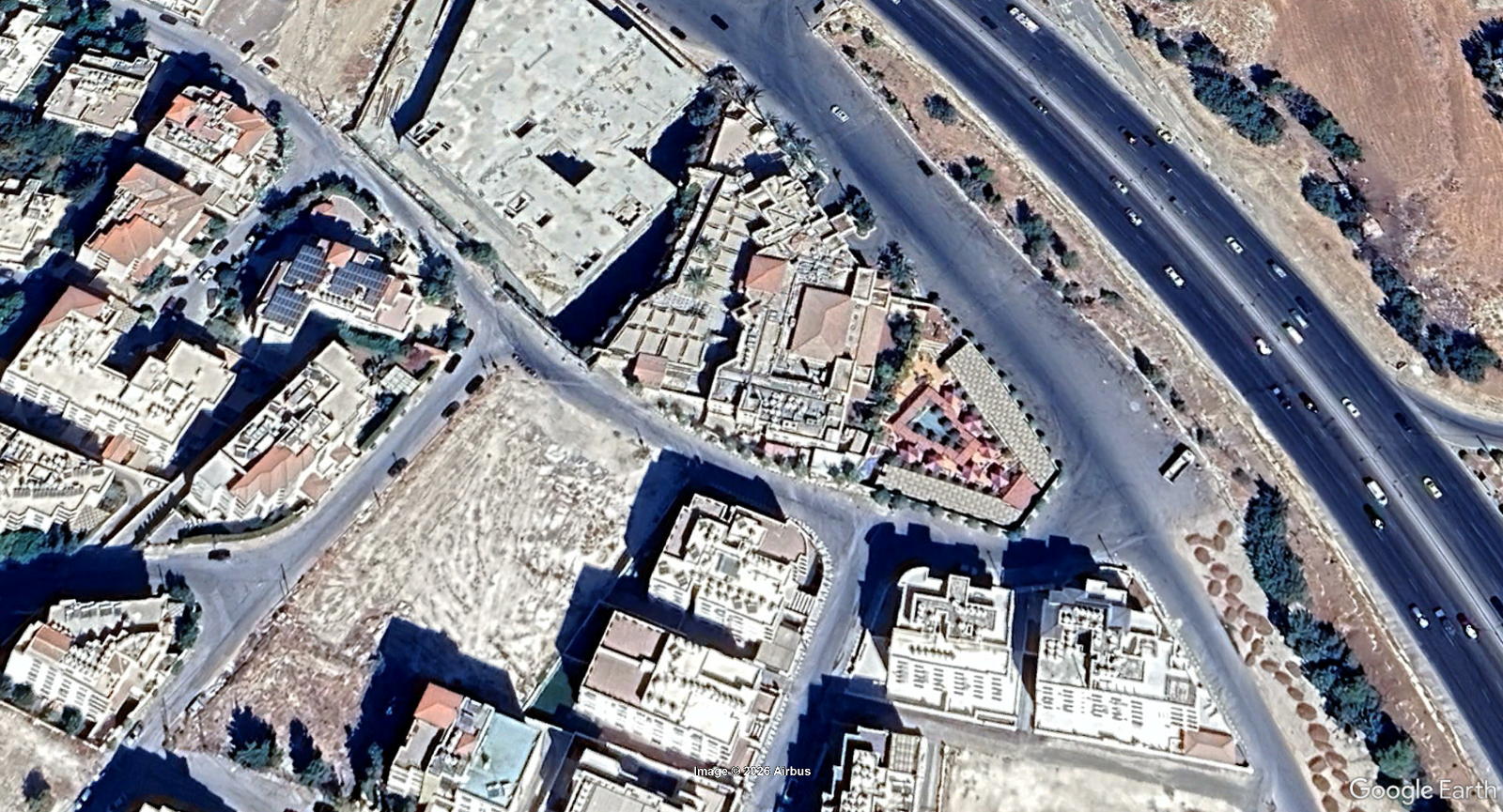 قطعة ارض سكنية 1دونم و 74 متر خربه سكا خلف قريه النخيل مباشره